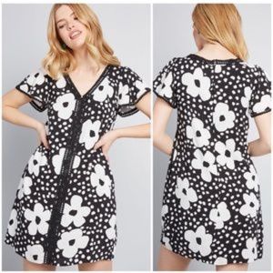 Modcloth Whimsical Wildflower Retro Dress Shift Black White Floral Pockets M